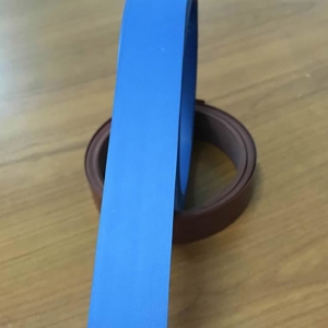 Modré pevné PVC lemování hran pro kolíky
