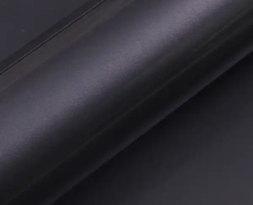 Tmavě černá vysoce lesklá samolepicí PVC dekorační fólie na kryty grilu