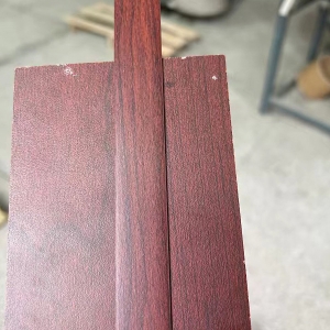 Bordes de PVC de alto brillo de grano de madera rojo para stands de ferias comerciales